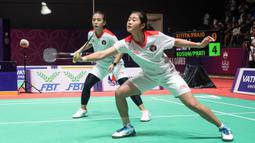 Pebulu tangkis ganda putri Indonesia, Febriana Dwipuji Kusuma/Amalia Cahaya Pratiwi bertanding melawan pebulu tangkis ganda putri Thailand, Jongklophan Kititharakul/Rawinda Prajongjai pada final bulu tangkis beregu putri SEA Games 2023 di Badminton Hall Morodok Techo National Stadium, Phnom Penh, Kamboja, Kamis (11/05/2023). (Bola.com/Abdul Aziz)