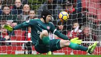 Kiper Arsenal Arsenal, Petr Cech berhasil mengagalkan tendangan pemain  Watford pada lanjutan pertandingan Liga Inggris di Emirates Stadium, Minggu (11/3). Arsenal sukses mengandaskan Watford dengan skor menyakinkan 3-0. (Ben STANSALL / AFP)