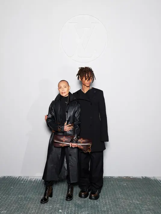 Turut hadir ibu-anak Jada Smith dan Jaden Smith yang tampil kompak serba hitam.  [Foto: Louis Vuitton].