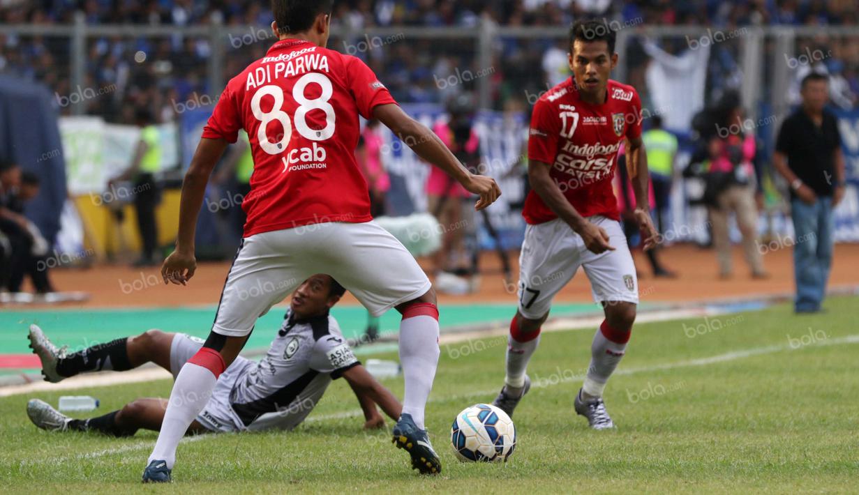 Pemain Sriwijaya FC, Bayu Gatra, terjatuh saat berduel dengan para pemain Bali United pada perebutan tempat ketiga Torabika Bhayangkara Cup 2016 di Stadion Utama Gelora Bung Karno, Jakarta, Minggu (3/4/2016). (Bola.com/Nicklas Hanoatubun)