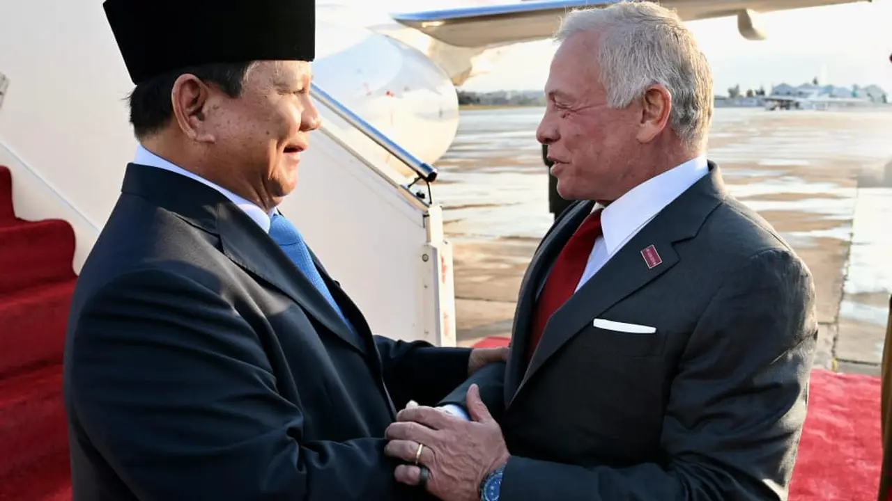 Presiden Prabowo Subianto disambut hangat oleh Raja Yordania Abdullah II bin Al-Hussein di Bandar Udara Militer Marka, Amman.