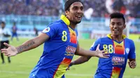 Gustavo Lopez melakukan selebrasi usai mencetak gol ke gawang Selangor (Antara Foto/Ari Bowo Sucipto)