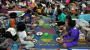 Sejumlah pengungsi terlihat berbuka puasa di pengungsian letusan Gunung Sinabung di Desa Batu Karang, Medan, Sabtu (4/7/2015). Pengungsi yang muslim tetap menjalankan puasa dengan menu sahur dan berbuka seadanya. (Liputan6.com/JohanTallo)