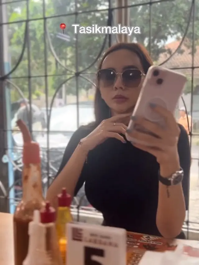 7 Potret Aura Kasih Liburan Pangandaran, Seru Manggung Hingga Naik Scooter