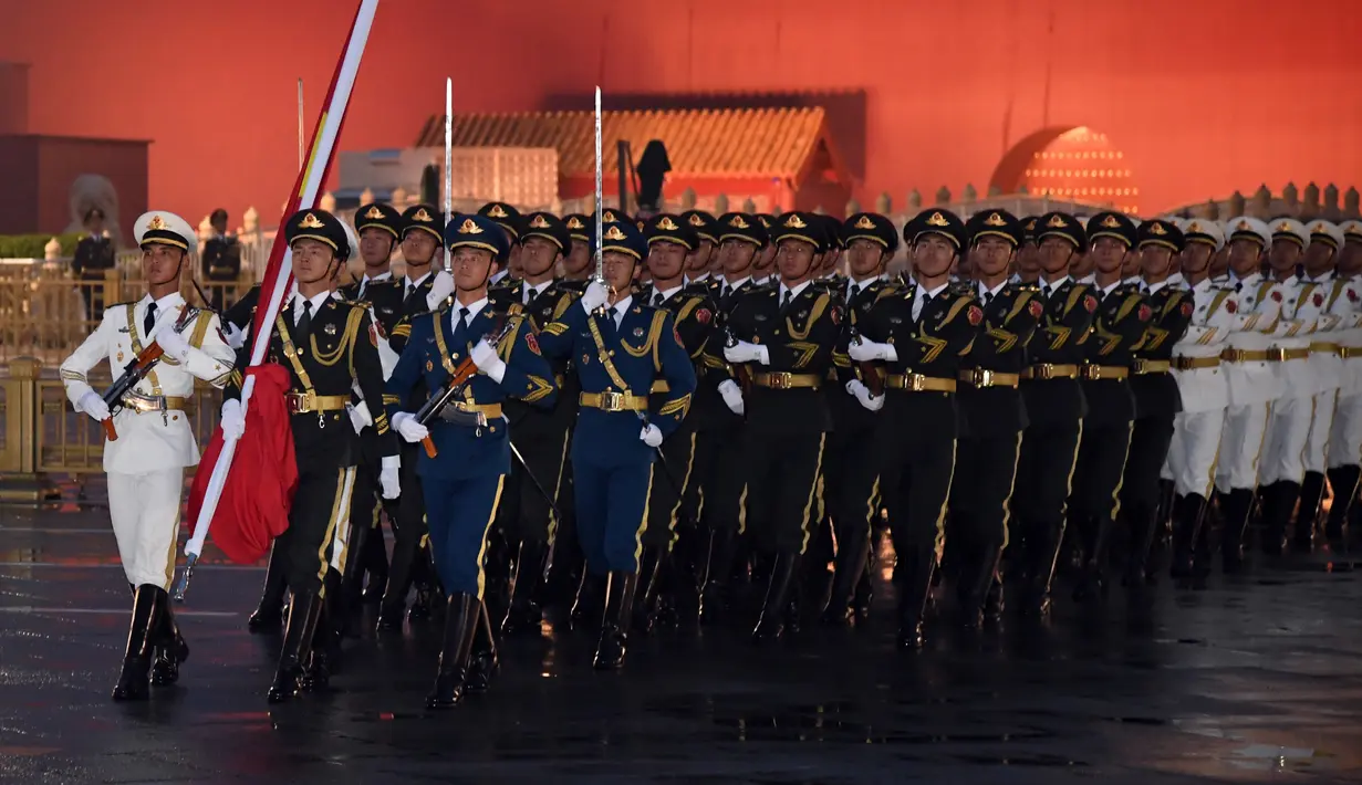 Upacara pengibaran bendera untuk merayakan 71 tahun berdirinya Republik Rakyat China digelar di Lapangan Tian'anmen, Beijing, China, 1 Oktober 2020. (Xinhua/Ren Chao)