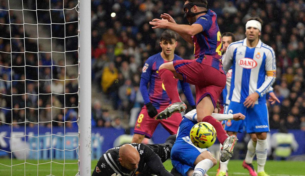 Tampil sebagai pemuncak klasemen sementara, Barcelona berusaha untuk tampil menekan dan mendominasi pertandingan. Tampak dalam foto, bek Barcelona asal Spanyol, Eric Garcia melompati berebut bola dengan kiper Espanyol, Marko Dmitrovic, saat pertandingan pekan ke-18 Liga Spanyol 2025/2026 di Stadion RCDE, Sabtu 3 Januari 2026 waktu setempat atau Minggu (4/1/2026) dini hari WIB. (MANAURE QUINTERO/AFP)
