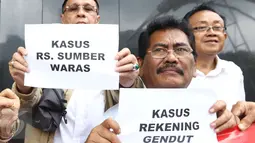 Peserta aksi yang tergabung dalam Aktivis 77-78 (Gema 77-78 se-Indonesia) menunjukan poster terkait kasus korupsi yang terjadi di Indonesia saat menggelar aksi di depan gedung KPK, Jakarta, Rabu (22/3). (Liputan6.com/Helmi Afandi)