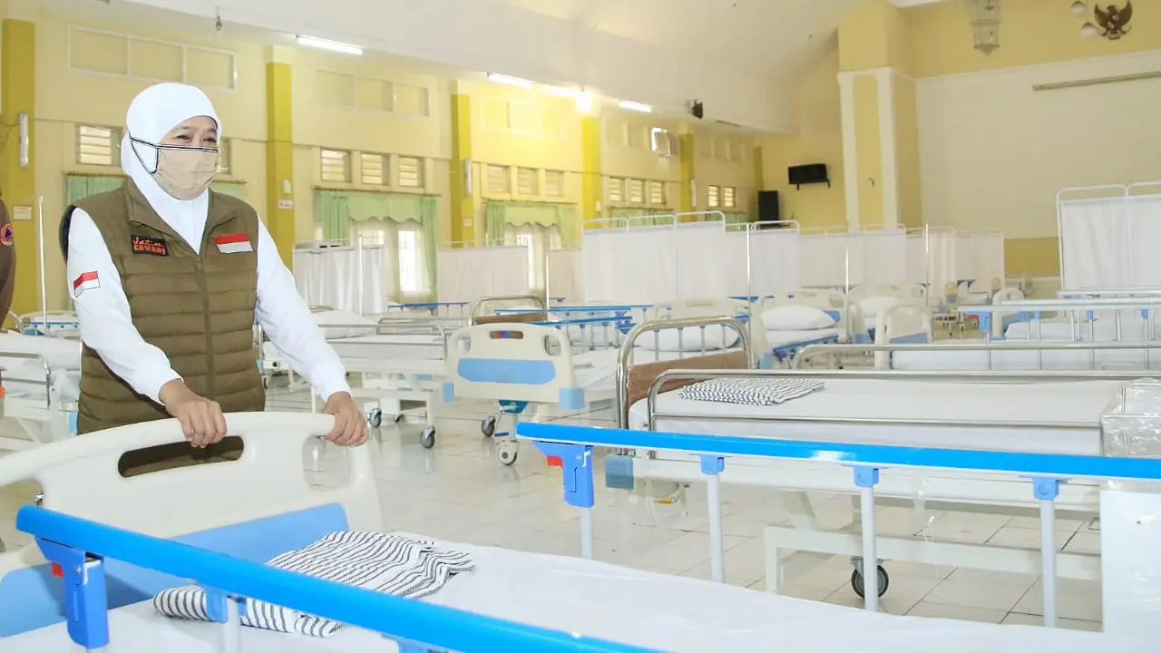 Gubernur Jawa Timur Khofifah Indar Parawansa meninjau RSLI Surabaya yang kini ditutup. (Dian Kurniawan/Liputan6.com).