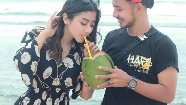 2 Tahun Pacaran, Ini 7 Potret Terbaru Ghea Youbi dengan Kekasih