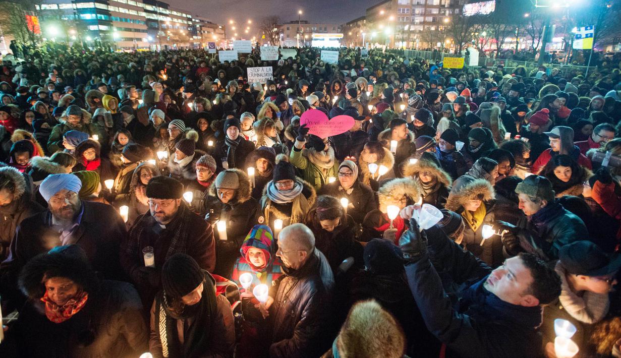 Ratusan orang berkumpul menyalakan lilin saat aksi dukungan pada komunitas muslim di Montreal, Senin (30/1). Dukungan itu setelah aksi penembakan di sebuah masjid di Kota Quebec, Kanada yang menewaskan 6 orang. (Ryan Remiorz/The Canadian Press via AP)