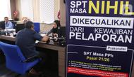 Petugas melayani masyarakat yang ingin melaporkan SPT di Kantor Direktorat Jenderal Pajak di Jakarta, Rabu (11/3/2020). Hingga 9 Maret 2020, pelaporan SPT pajak penghasilan (PPh) orang pribadi meningkat 34 persen jika dibandingkan pada tanggal yang sama tahun 2019. (Liputan6.com/Angga Yuniar)