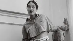 Alika Islamadina tampil fashionable dalam balutan crop top yang membuat perut buncitnya mengintip. (Foto: Instagram/ alikaislamadina)