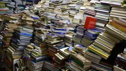Tumpukan buku yang dikumpulkan Jose Alberto Gutierrez di perpustakaan rumahnya di Bogota, 18 Mei 2017. Setiap menemukan buku yang dibuang, pria yang dijuluki The Lord of the Books itu akan memungutnya untuk dibawa ke rumahnya. (GUILLERMO LEGARIA/AFP)