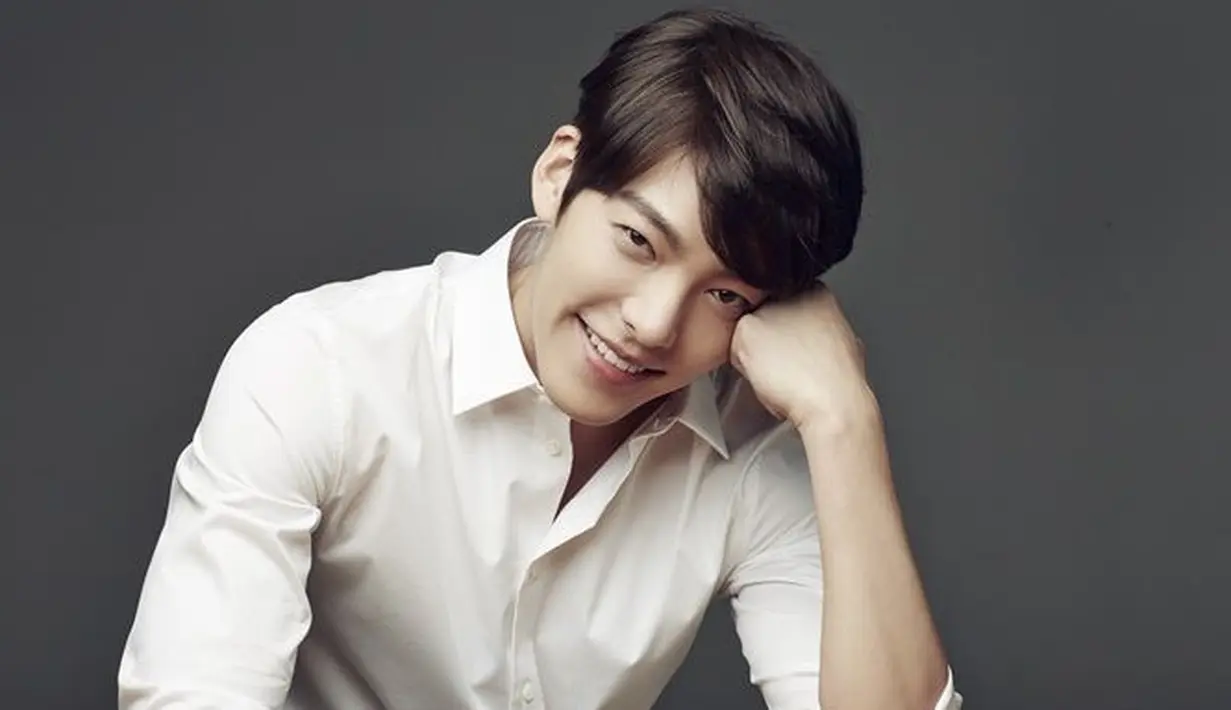 Kim Woo Bin dikenal publik setelah ia bermain dalam drama School 2013. Padahal sebenarnya ia hanya ingin fokus berkarier di dunia modeling. (Foto: soompi.com)