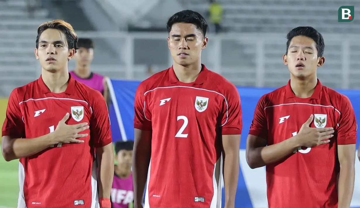 Bek Timnas Indonesia U-22, Muhammad Ferrari, melakukan sikap sempurna saat menyanyikan lagu Indonesia Raya pada Laga uji coba melawan India di Stadion Madya, Jakarta, Jumat (10/10/2025). (Bola.com/M Iqbal Ichsan)