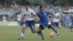 Striker Perserang Serang, Oktovianus Maniani, berusaha melewati bek Persib Bandung, Henhen Herdiana, pada laga persahabatan di Stadion Maulana Yusuf, Serang, Kamis (1/3/2018). Persib menang 6-0 atas Perserang. (Bola.com/M Iqbal Ichsan)