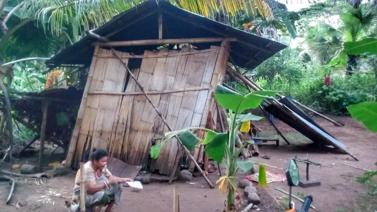 Kondisi Mama Martina yang hidup di gubuk reot di Sesa Hoder, Kabupaten Sikka, NTT (Liputan6.com/Ola Keda)
