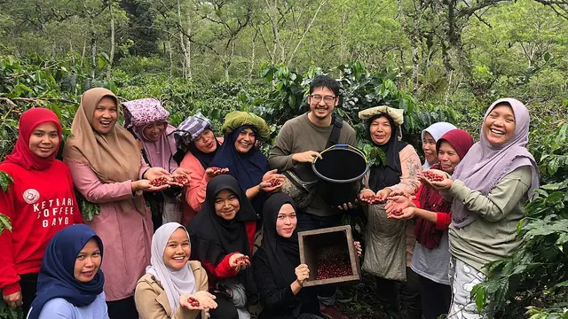 Pembeli asal Jepang berkunjung ke salah satu perkebunan kopi di Gayo (Liputan6.com/Rino Abonita)