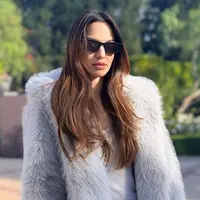 Nia Ramadhani seperti sedang berlibur ke Amerika Serikat. Ia pun tampil gorgeous dengan jaket warna abu-abu senada dengan inner t shirtnya. Dipadukan celana denim dan kacamata hitam. [@ramadhaniabakrie]