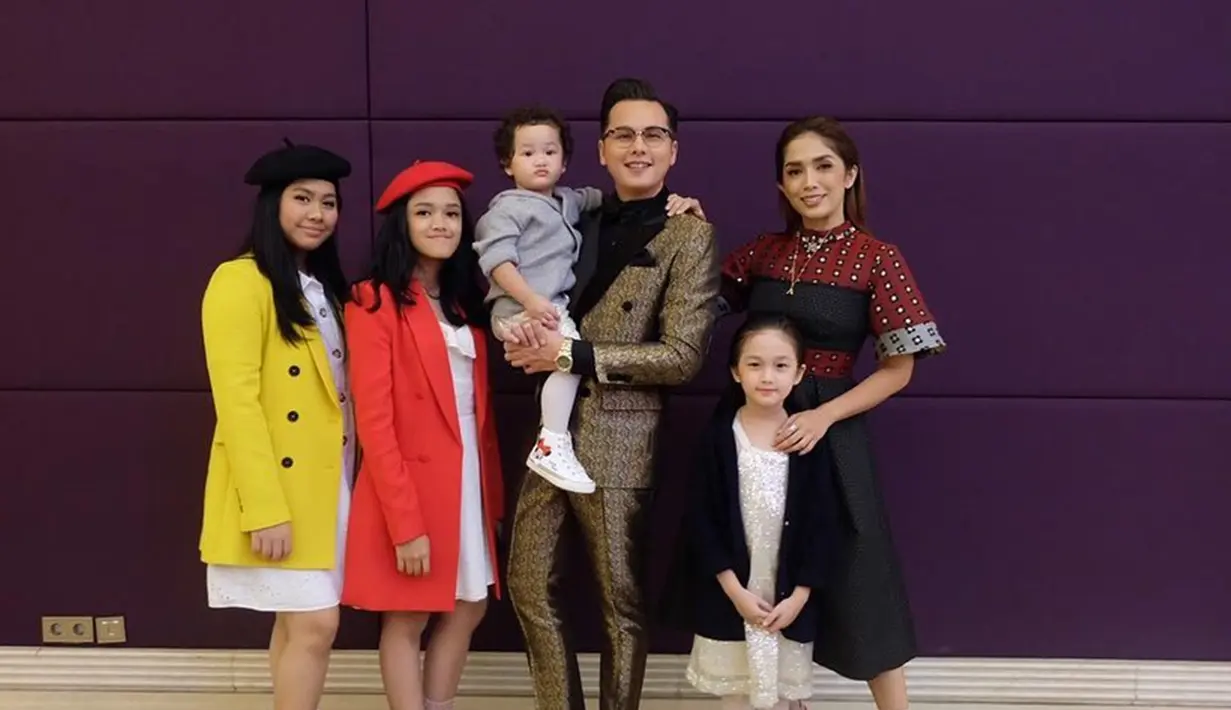 Wanita 38 tahun ini sebelumnya mengadopsi anak angkat yang bernama Nur Amalia Putri. Pada pernikahannya yang pertama ia diakrunia putri cantik bernam, Shafa Al Zahra. Kini Ussy dan Andhika pun memiliki 4 putri yang cantik. (Liputan6.com/IG/andhiiikapratama)