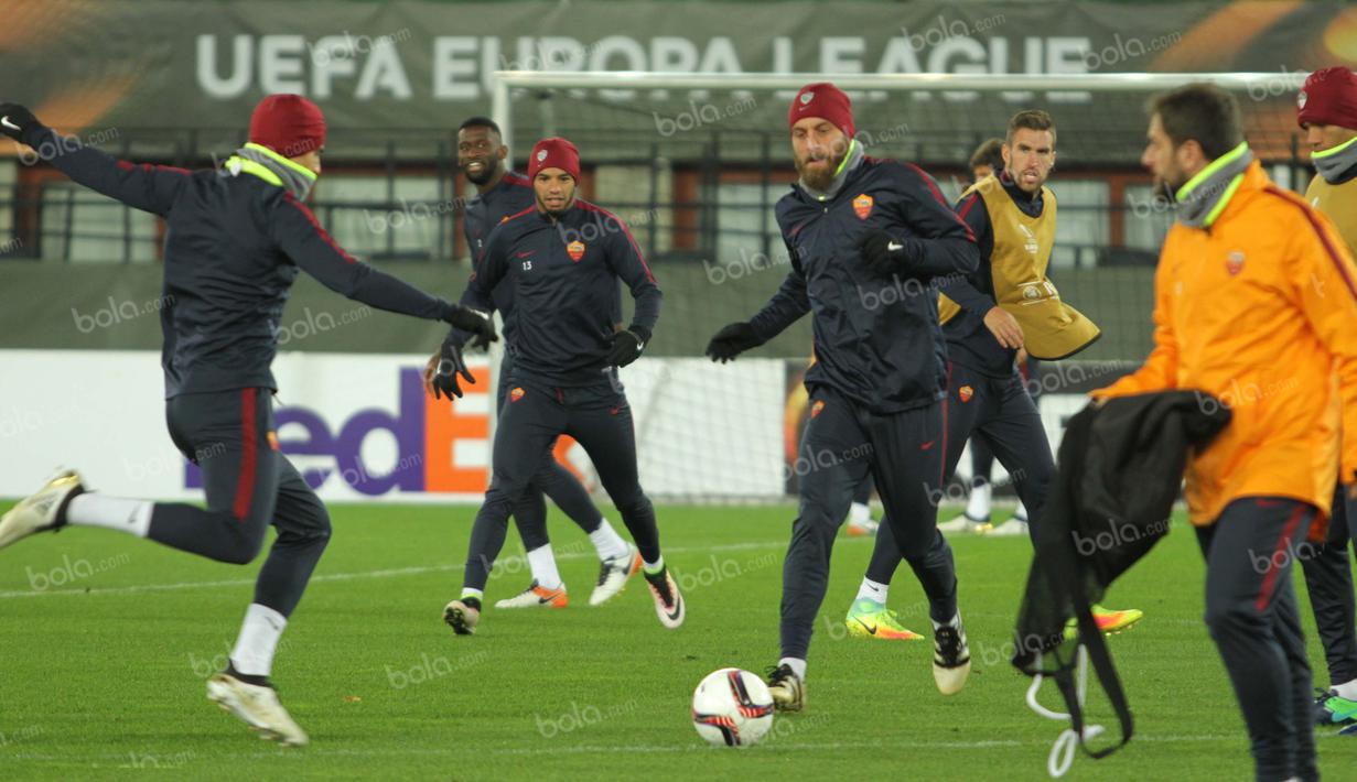 Daniel de Rossi, salah satu pemain senior di AS Roma yang akan diandalkan pengalamannya untuk laga melawan FK Austria. (Bola.com/Reza Khomaini)