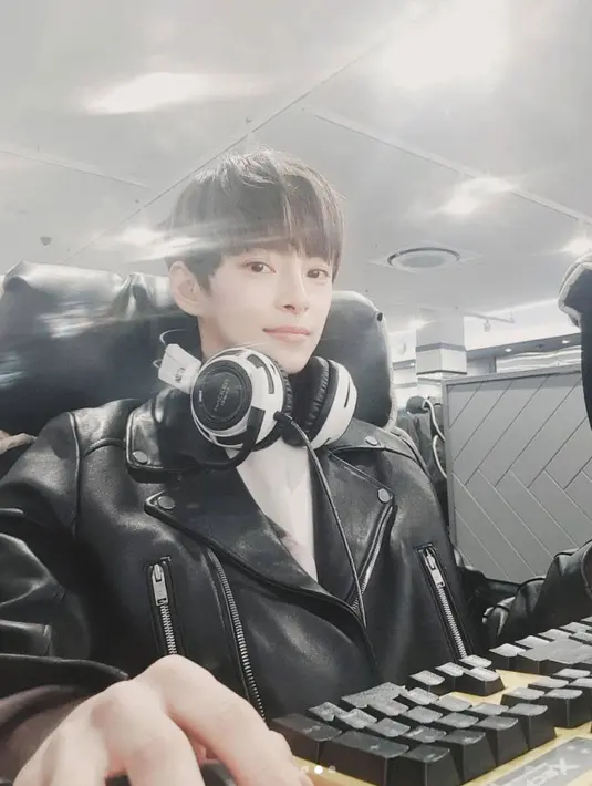 Jung Hye In selalu tampil cantik di setiap kesempatan. Namun siapa yang menyangk jika ia juga cocok saat berdandan seperti pria. (Foto: koreaboo.com)