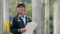 Striker legendaris Arema, Singgih Pitono, kini menangani pemain muda di Tulungagung, Jatim. (Bola.com/Iwan Setiawan)