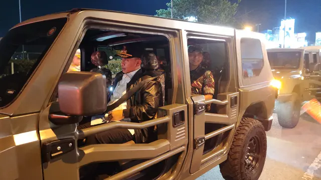 Wali Kota Depok, Supian Suri bersama Forkopimda menggunakan mobil Maung saat pantau malam Idul Fitri di wilayah Depok.