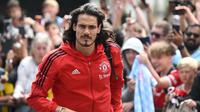 Edinson Cavani. Striker Uruguay berusia 35 tahun ini berstatus tanpa klub usai kontraknya habis bersama Manchester United yang telah diperkuatnya sejak awal musim 2020/2021. Ia total tampil dalam 59 laga di semua ajang bareng Setan Merah dengan torehan 19 gol dan 7 assist. Hingga kini ia belum memastikan klub mana yang akan dibelanya musim 2022/2023 nanti, meskipun ada beberapa klub yang meminatinya, di antaranya AC Monza yang baru promosi ke Serie A Liga Italia, Salernitana dan Villarreal. (AFP/Justin Tallis)