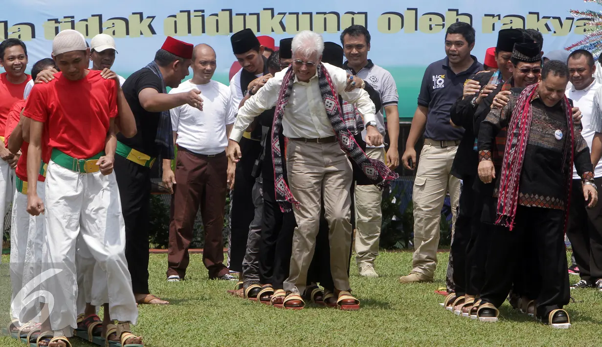 Para Duta Besar mengkuti lomba bakiak  saat melakukan kunjungan ke Lapas Klas I Cipinang, Jakarta, Sabtu (20/8). Menkumham memamerkan karya-karya yang di buat oleh warga binaan yang ada di lappas tersebut. (Liputan6.com/Johan Tallo)