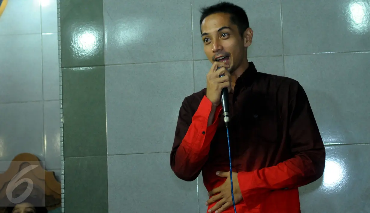 Aktor Fauzi Baadilla saat ikut meramaikan acara sahur on the road sekaligus mengunjungi korban kebakaran di daerah Kampung Jawa, Kota, Jakarta, Selasa (14/7/2015) dini hari. (Liputan6.com/Faisal R Syam)