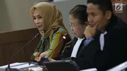 Terdakwa dugaan suap terhadap mantan anggota DPR dari Fraksi Golkar Bowo Sidik Pangarso terkait kerja sama bidang pelayaran, Asty Winasti saat sidang lanjutan di Pengadilan Tipikor, Jakarta, Rabu (31/7/2019). Sidang mendengar keterangan saksi ahli dan terdakwa. (Liputan6.com/Helmi Fithriansyah)