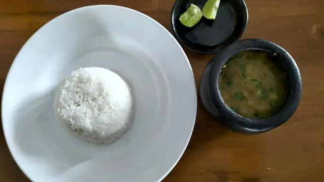 Sensasi Menyantap Kuliner Empal Gentong Cirebon di Dalam Gentong Mini
