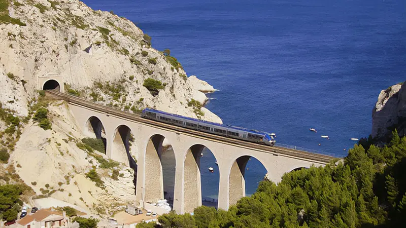 9 Jalur Kereta di Dunia Ini Suguhkan Pemandangan yang Luar Biasa