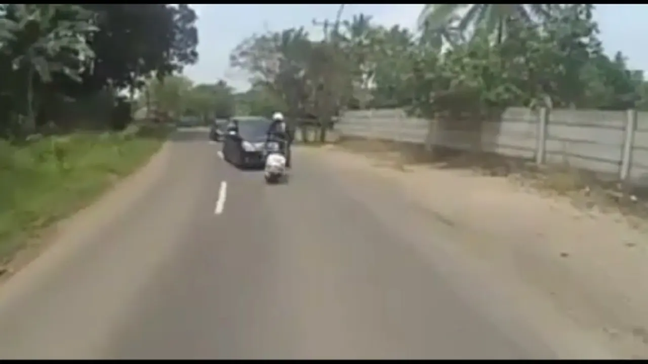 Cornering di Jalan Raya, Motor ini Tabrak Mobil hingga Terpental