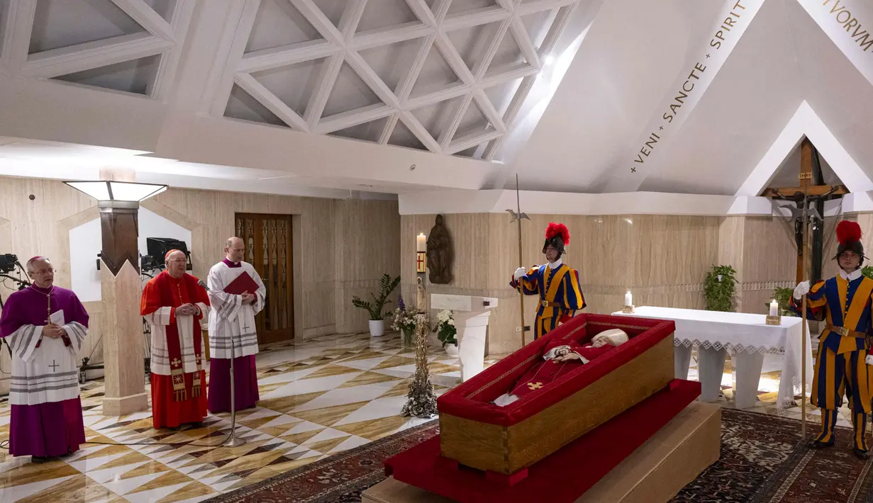 Foto tersebut diambil di kapel Casa Santa Marta, kediaman Paus Fransiskus selama menjalani misi kepausan di Vatikan. Di Casa Santa Marta, Paus Fransiskus mengembuskan napas terakhirnya pada Senin (21/4/2025) di usia 88 tahun. Menurut rencana, jenazah Paus Fransiskus akan dipindahkan ke Basilika Santo Petrus pada Rabu (23/4) besok. (Handout/VATICAN MEDIA/AFP)