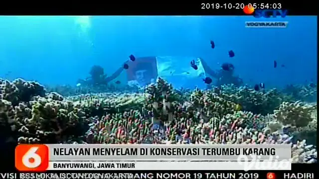 Cara unik dilakukan kelompok nelayan di Banyuwangi, Jawa Timur, untuk menyampaikan pesan dukungan menjelang Pelantikan Presiden dan Wakil Presiden Terpilih 2019-2024.