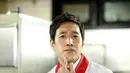 Lee Sun Gyun menjadi chef berkharisma saat dirinya bermain dalam drama berjudul Pasta. (Foto: inquisitr.com)
