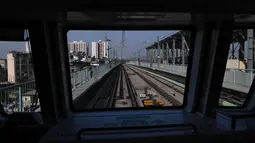 Jalur kereta metro tanpa pengemudi pertama di India saat peresmiannya di New Delhi, Senin (28/12/2020). Kereta tanpa pengemudi itu akan beroperasi di jalur magenta sepanjang 38 kilometer di ibu kota India yang menghubungkan 25 stasiun metro. (Sajjad HUSSAIN/AFP)