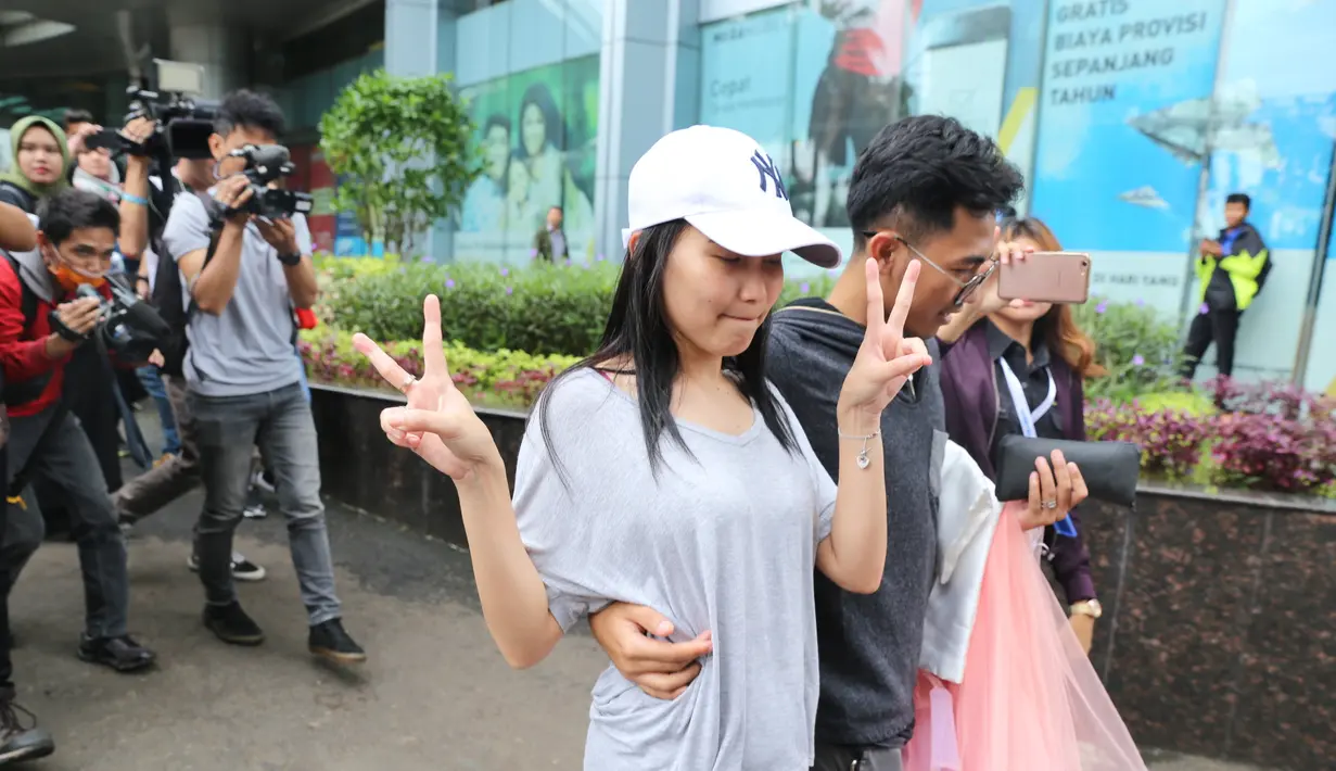 "Yaa itu terserah orang mau ngomong apa juga saya mah udah capek, nggak penting, saya nggak ngapa-ngapain," jawab Ayu Ting Ting. (Adrian Putra/Bintang.com)