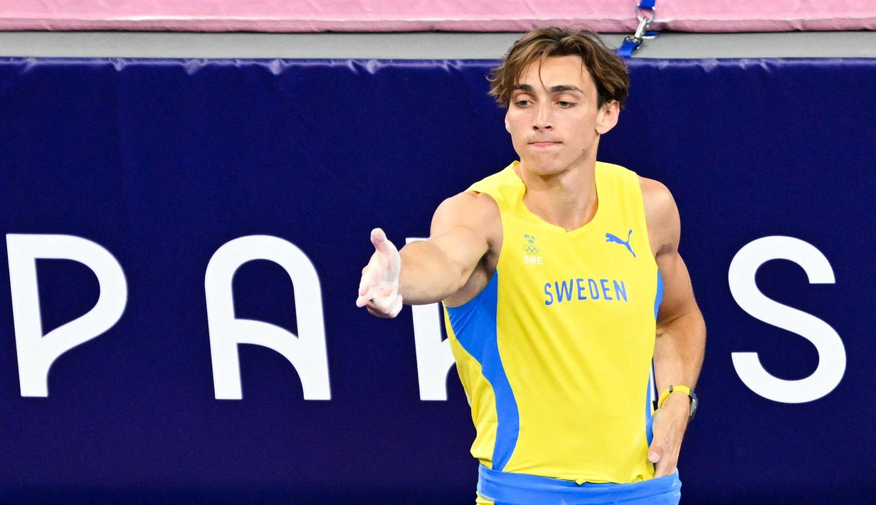 Atlet lompat galah Swedia, Armand Duplantis melakukakn selebrasi dengan menirukan gaya penembak Turki, Yusuf Dikec saat memastikan medali emas cabang olahraga lompat galah Olimpiade Paris 2024 di Stade de France, Paris, Prancis, Senin (05/08/2024) waktu setempat. (AFP/Andrej Isakovic)