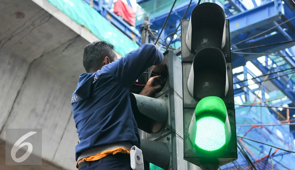 Dishub DKI Jakarta memperbaiki lampu lalu lintas yang rusak di kawasan jalan Trunojoyo dan Aditiawarman, Jakarta, Selasa (17/5). Peremajaan trafficlight ini bertujuan untuk mencegah kecelakaan lalu lintas karena lampu jalan. (Liputan6.com/Yoppy Renato)
