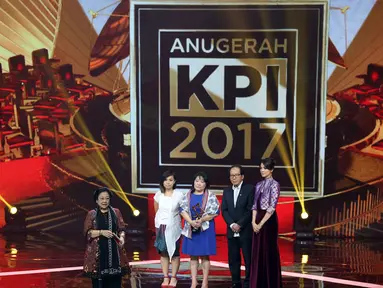Presiden ke-5 RI Megawati Soekarnoputri memberi kata penutup dalam acara anugerah KPI 2017 di Studio 6 Emtek, Jakarta, Sabtu (28/10). Acara ini dihadiri perwakilan dari petinggi stasiun televisi, serta Mendikbud Muhadjir Effendy (Liputan6.com/Johan Tallo)