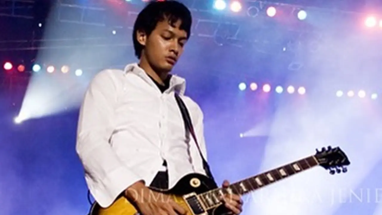 Dulu Gutaris, Ini Potret Fedi Nuril Bergaya Kece di Atas Panggung Dengan Gitar