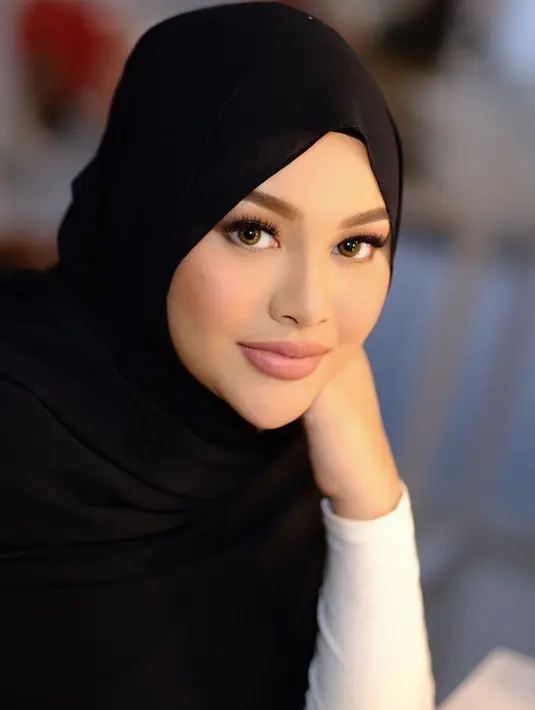 Di sini, Aurel terlihat luar biasa cantik dengan makeup bernuansa nude. Mana penampilan Aurel yang menurutmu paling cantik, Sahabat FIMELA? [Foto: Instagram/makeupbylaode]