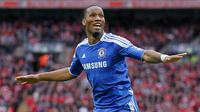 Didier Drogba dianggap sebagai salah satu pemain Afrika terbaik di Liga Inggris. Ia didatangkan oleh Chelsea pada 2004 dari Marseille dan berkontribusi dalam menyabet gelar Liga Inggris meski banyak absen karena cedera perut. Pada musim berikutnya, ia berhasil menjadi pencetak assist terbanyak, yaitu 11 assist sekaligus mengantarkan The Blues mempertahankan gelar liga mereka. Drogba tercatat berhasil memperoleh penghargaan Sepatu Emas pada musim 2006/2007 usai menorehkan 20 gol di liga. (AFP/Ian Kington)