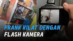 Aksi usil seorang pria saat hujan turun terhadap temannya bikin ngakak.