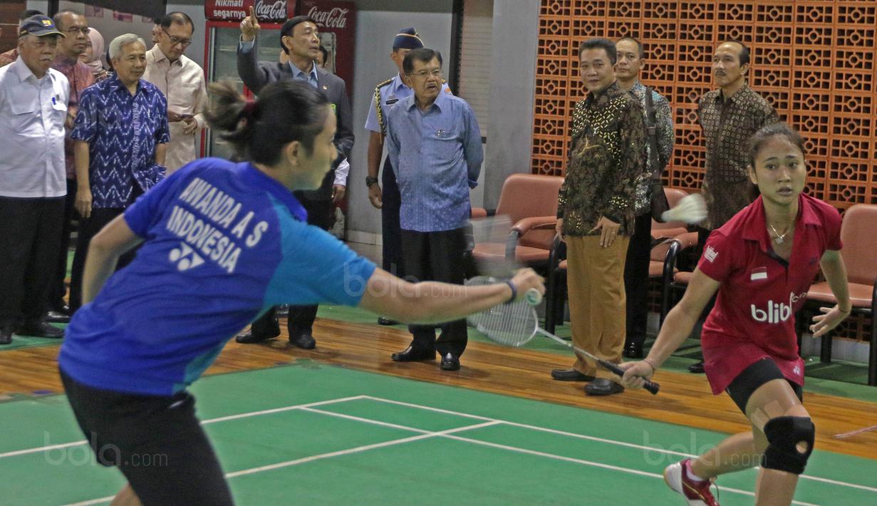 Wakil Presiden RI, Jusuf Kalla menonton latihan atlet bulutangkis saat mengunjungi Pusat Latihan Pelatnas PBSI, Cipayung, Jakarta Timur,  (03/10/2017). Hal ini terkait persiapan Asian Games 2018. (Bola.com/Nicklas Hanoatubun)