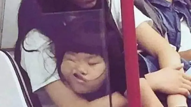 8 Potret Kocak Bocah Tidur di Tempat Umum Ini Nyeleneh Banget