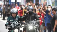 Presiden Joko Widodo atau Jokowi mengendarai sepeda motor Kawasaki W175 custom dari Simpang Sibisa Kabupaten Toba menuju Kawasan Pantai Bebas Parapat Kabupaten Simalungun Sumatera Utara, Rabu (2/2/2022)